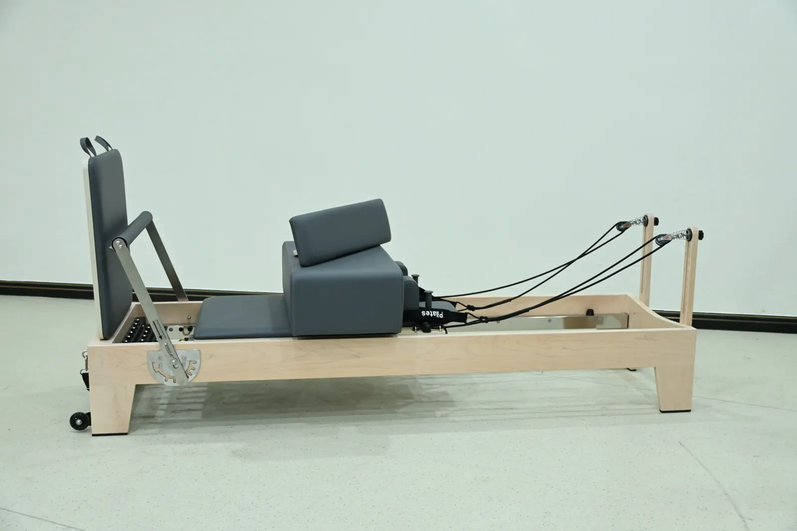 Professioneller Pilates Reformer mit Holzrahmen